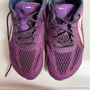 Women’s Altra Viho Purple Tennis shoes. Used.